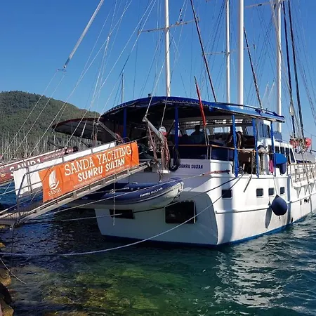Sanda Yachting Hotel na wodzie