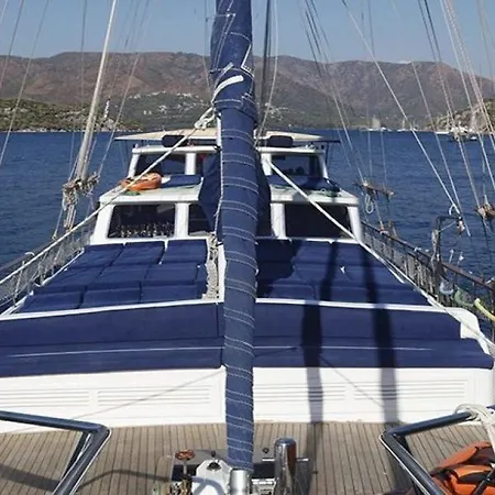 Sanda Yachting Hotel en barco